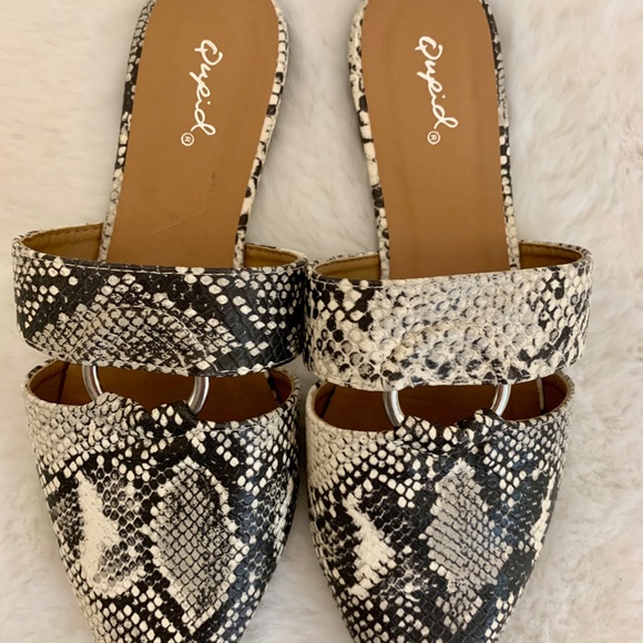 EUC Qupid Snakeskin Flats Size 7 - Picture 2 of 5